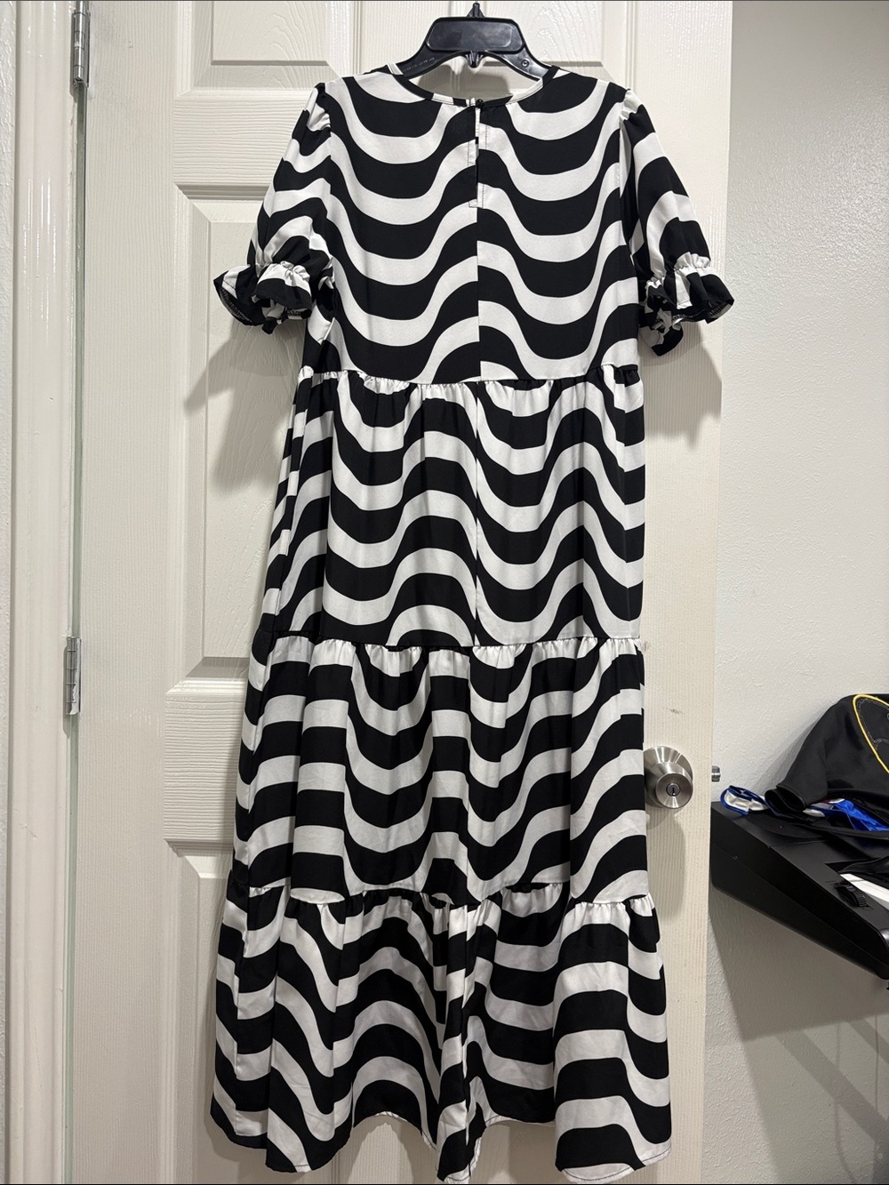 SHEIN Black & White Wave Tiered Maxi Dress - Picture 3 of 4